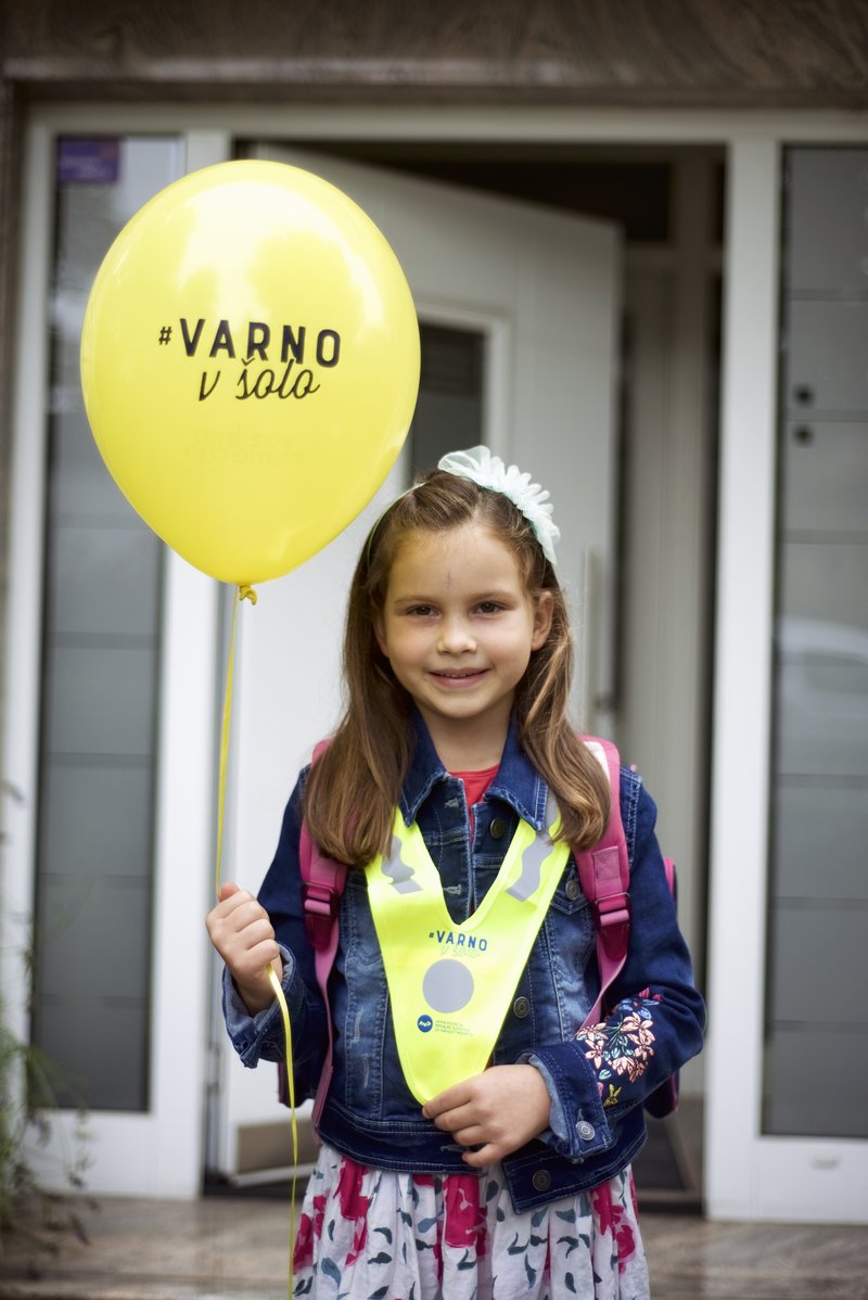 Na prvi šolski dan so Slovenijo preplavili rumeni baloni (foto: DAVID SAVLI)