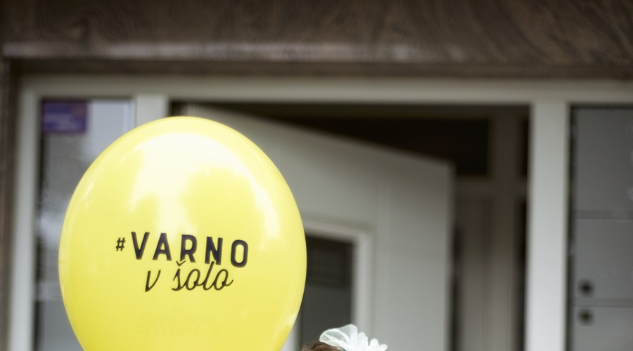 Na prvi šolski dan so Slovenijo preplavili rumeni baloni (foto: DAVID SAVLI)