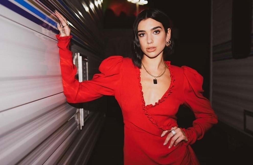 Dua Lipa in rdeča barva? JA, obožujemo!