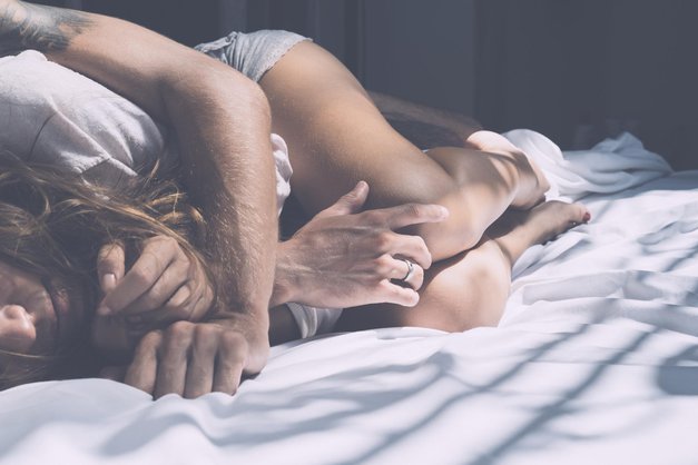 Mu seks s teboj pomeni le potešitev ali nekaj več? (4 RAZLIKE med seksom in ljubljenjem) (foto: Shutterstock)