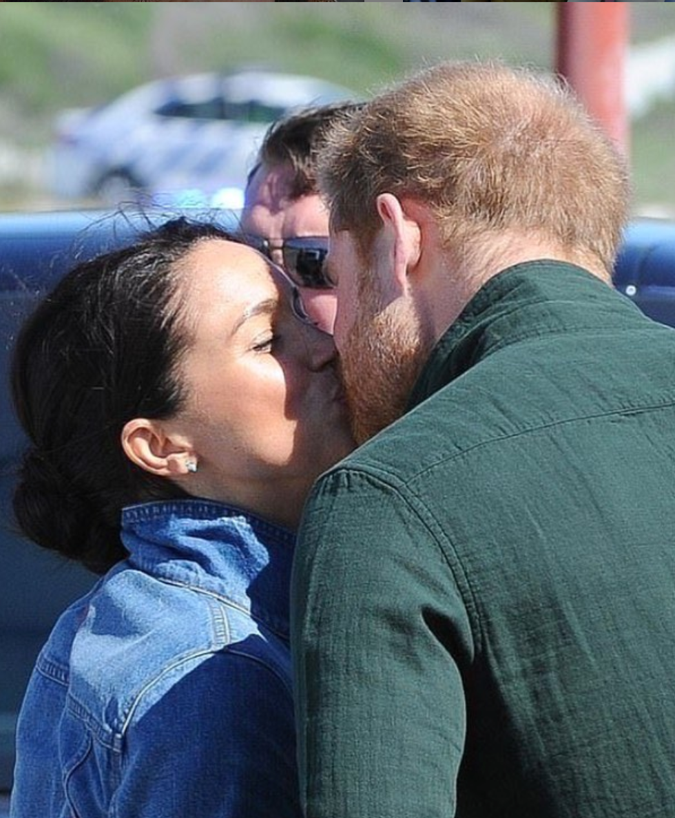 👉 poljub! 😍 Veliko se dotikata, božata, Harry je Meghan tudi ljubkovalno popravljal lase in, če se le lahko, se …