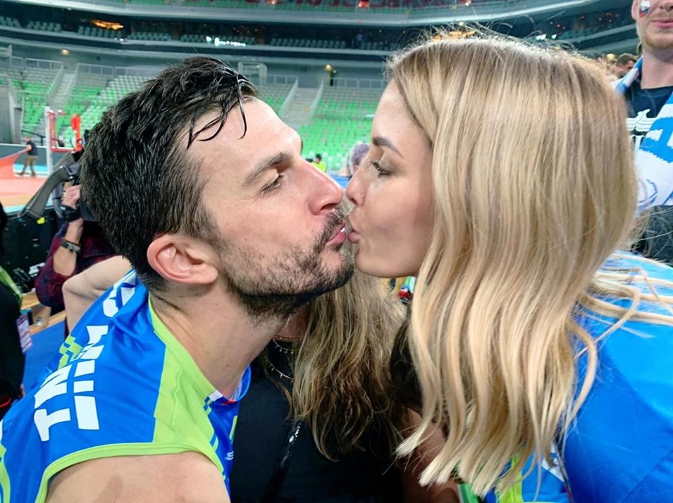 Mitja Gasparini je poročen s svetlolaso Deborah, ki ga zvesto spremlja na tekmah tega evropskega prvenstva. ❤️ Danes pa za …