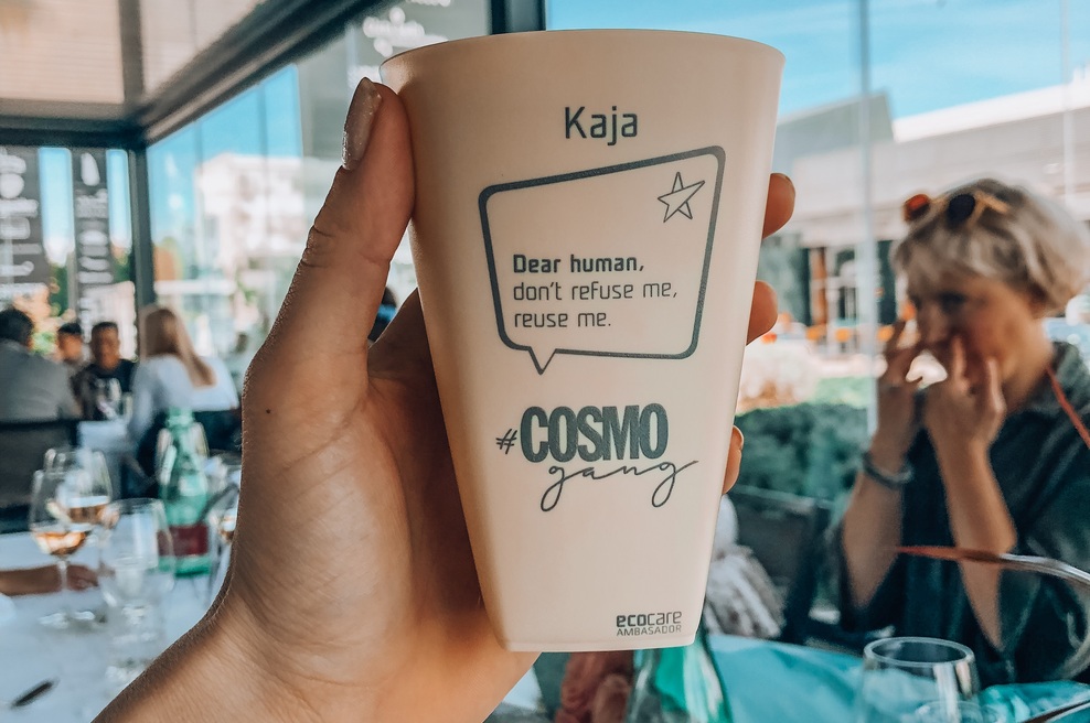Hudoooo! Si že videla PERSONALIZIRANE kozarčke, iz katerih pijemo dekleta z uredništva? 😍 (foto: Kaja Berlot)