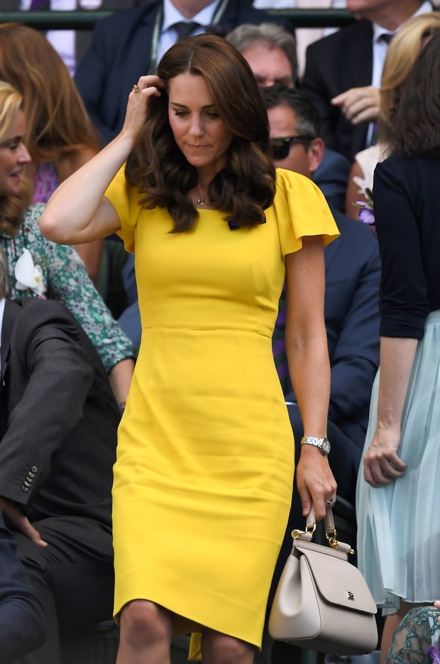 Vojvodinja Kate je že vrsto let ljubiteljica italijanske modne hiše, od njihove torbice, ki jo lahko vidiš na sliki, pa …
