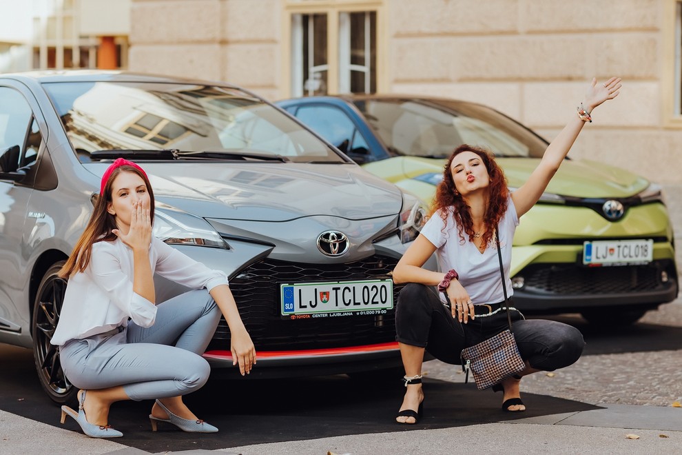 Toyota! ❤️ Tako sta ob avtomobilu 'pozirali' naša spletna urednica Kaja in novinarka Nina. ❤️