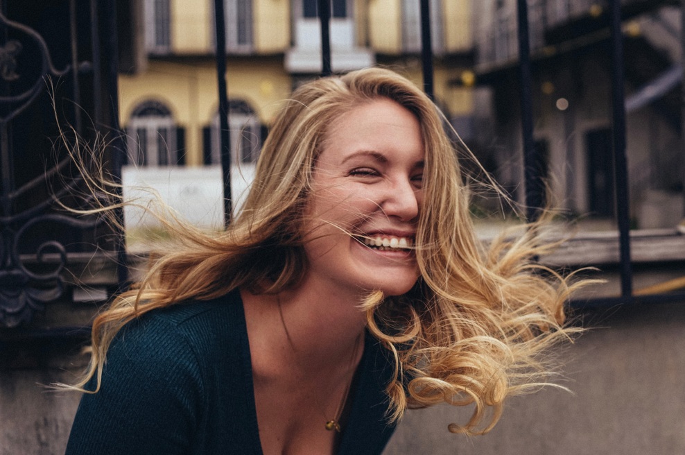 "Če bi bila ptica, bi točno vedela koga posrati." (izpoved mlade Slovenke, ki te bo nasmejala do SOLZ) (foto: Unsplash.com/Jeryd Gillum)