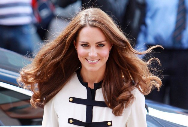 Kate Middleton pokazala TOP način, kako nositi ČOP (če si običajnega že sita!) (foto: Profimedia)