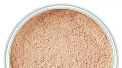 Če običajno na obraz naneseš samo tekoči puder, ti bo ta izbor zagotovo všeč. Uravnava sebum, prekriva akne in daje koži lep sijaj.
Artdeco The Mineral Powder Foundation, 15 g (29,70 €)