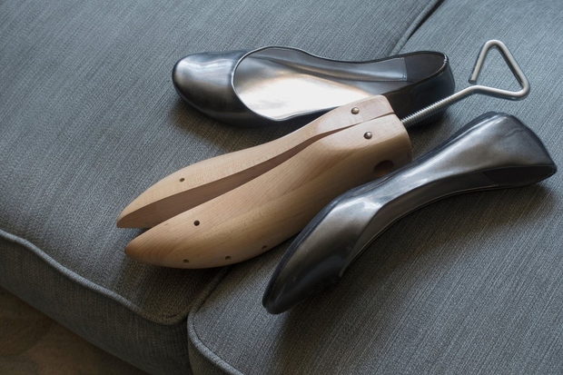 Naprava za raztegovanje novih čevljev ni le to – ima še eno fantastično funkcijo. Če nimaš dovolj prostora, da bi …