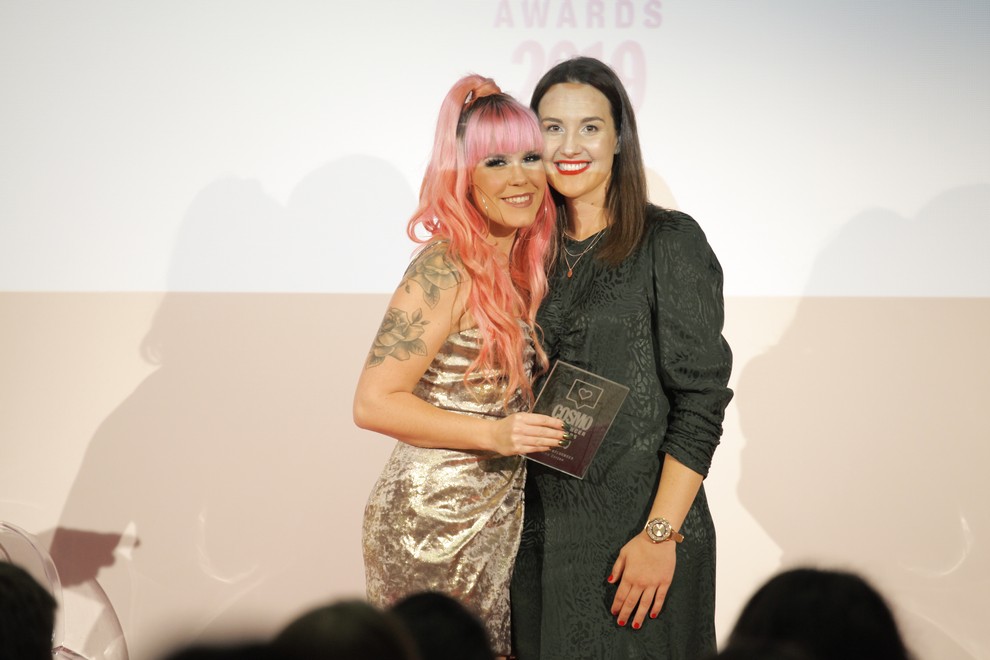 Nagrado je zmagovalki Cosmo Influencer Awards 2019 Niki Zorjan podelila naša odgovorna urednica, Ajda Hovnik Plešej. Poglej, kako napeti so …
