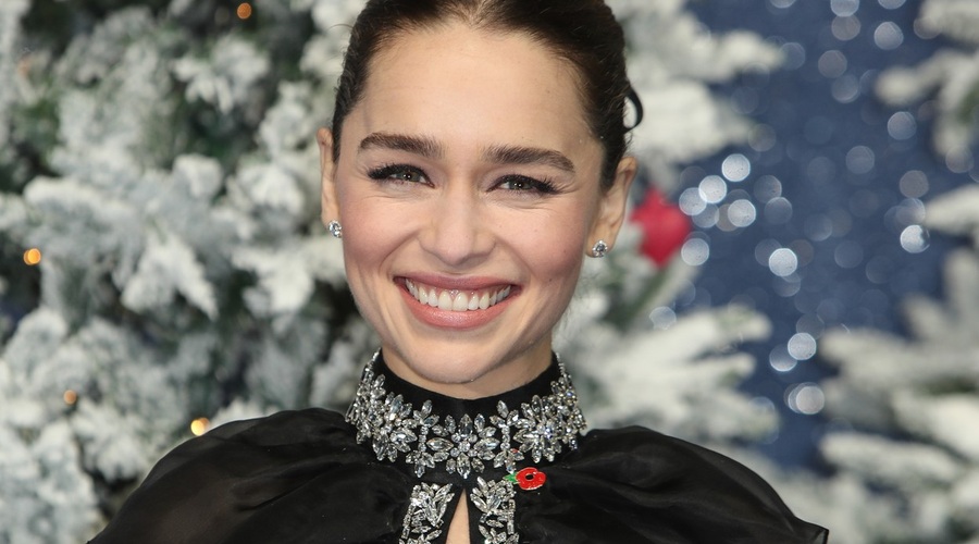TA obleka Emilie Clarke je no-ra (in počakaj, da vidiš njen spodnji del!) (foto: Profimedia)