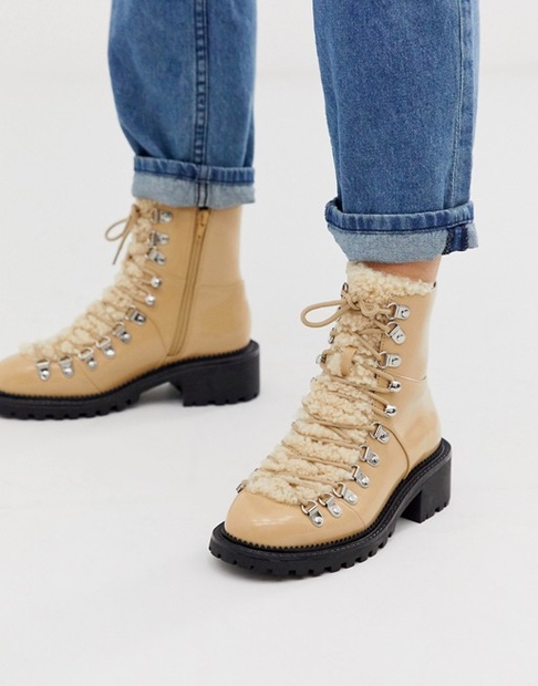 Pohodniški čevlji ... 'but make it fashion,' bi zagotovo dejala Tyra Banks. V tem paru modernih 'gojzarjev' te v noge …