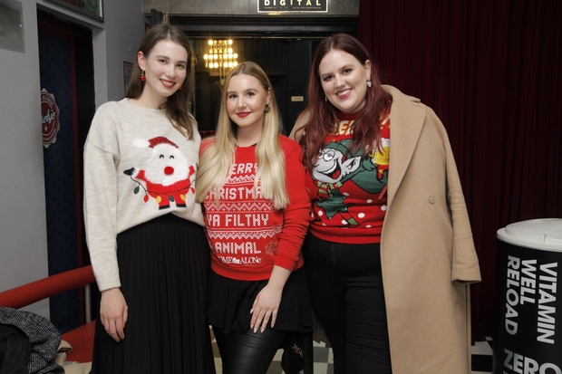 Cosmo dekleta in blogerke so se dogodka udeležile v božičnih puloverjih.