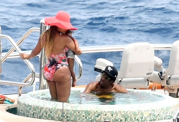 Tako so paparazzi lani poleti Beyonce ujeli na počitnicah z družino v sosednji Italiji. Vidiš, tudi največje zvezdnice (in lepotice) …
