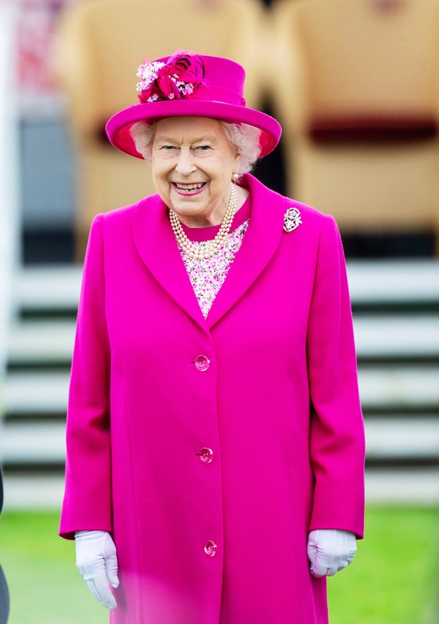 Kraljica Elizabeta II. bo tudi letos božične praznike preživela v širšem krogu svoje kraljeve družine in sicer v dvorcu Windsor, …