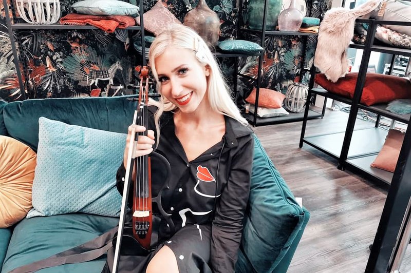 Navdih z Instagrama: Kdo je v resnici Slovenka, ki navdušuje z električnim zvokom violine? (foto: Osebni arhiv)
