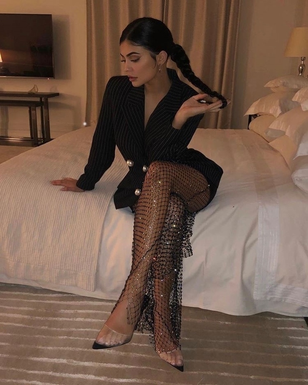 Kylie Jenner je znana po svojih modnih kombinacijah, ki včasih pokažejo precej kože. Bi si upala obleči take mrežaste hlače …