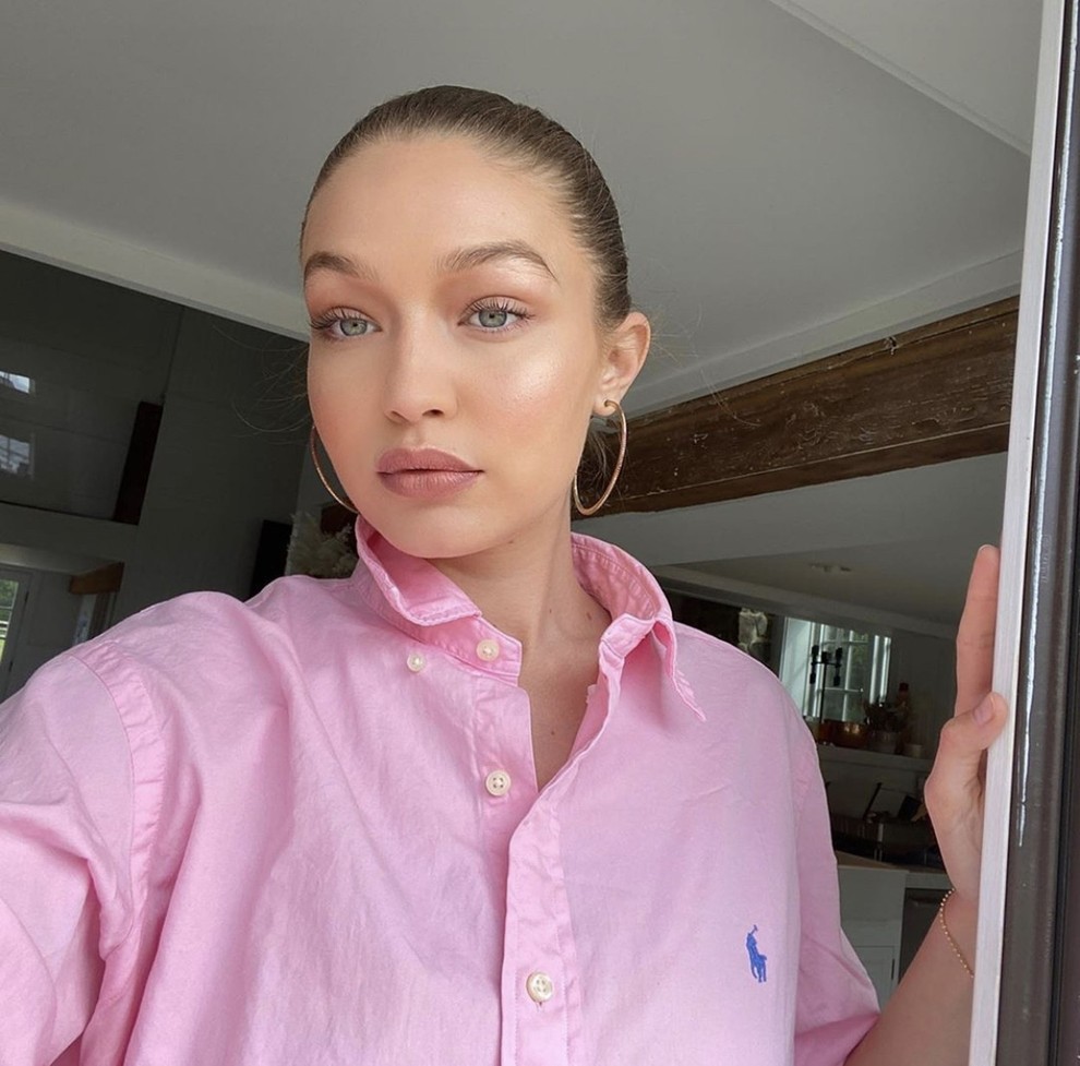 Gigi Hadid je s tem stajlingom dokazala, da karo še dolgoo ne bo šel iz mode in bo kraljeval tudi …