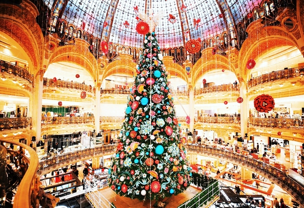 👉 Vauuuu, ostali smo brez besed. 😍 Luksuzna pariška veleblagovnica Galeries Lafayett vsako leto preseneti in navduši s svojimi dreveščki, …