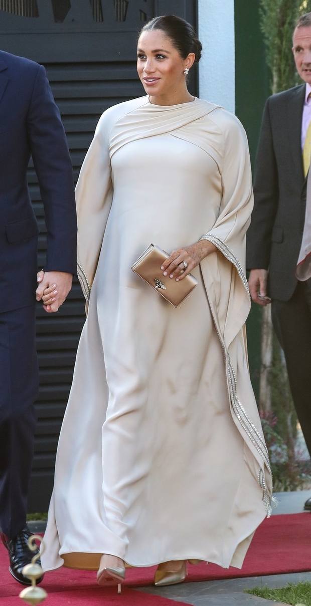 👉Sicer res fantastična obleka je bila celo tako zelo draga, da je zapolnila polovico proračuna, ki ga je vojvodinja letos …
