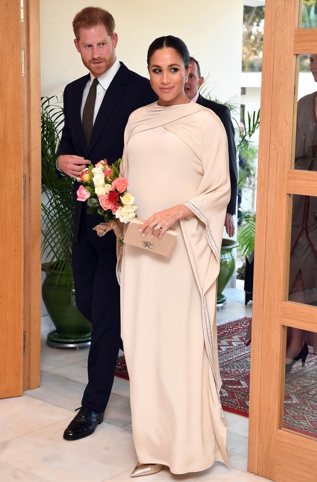 👉Prekrasna Diorjeva obleka, ki jo je Meghan oblekla v sklopu kraljevega obiska v Maroku, je stala dobrih 120.000 dolarjev oziroma …
