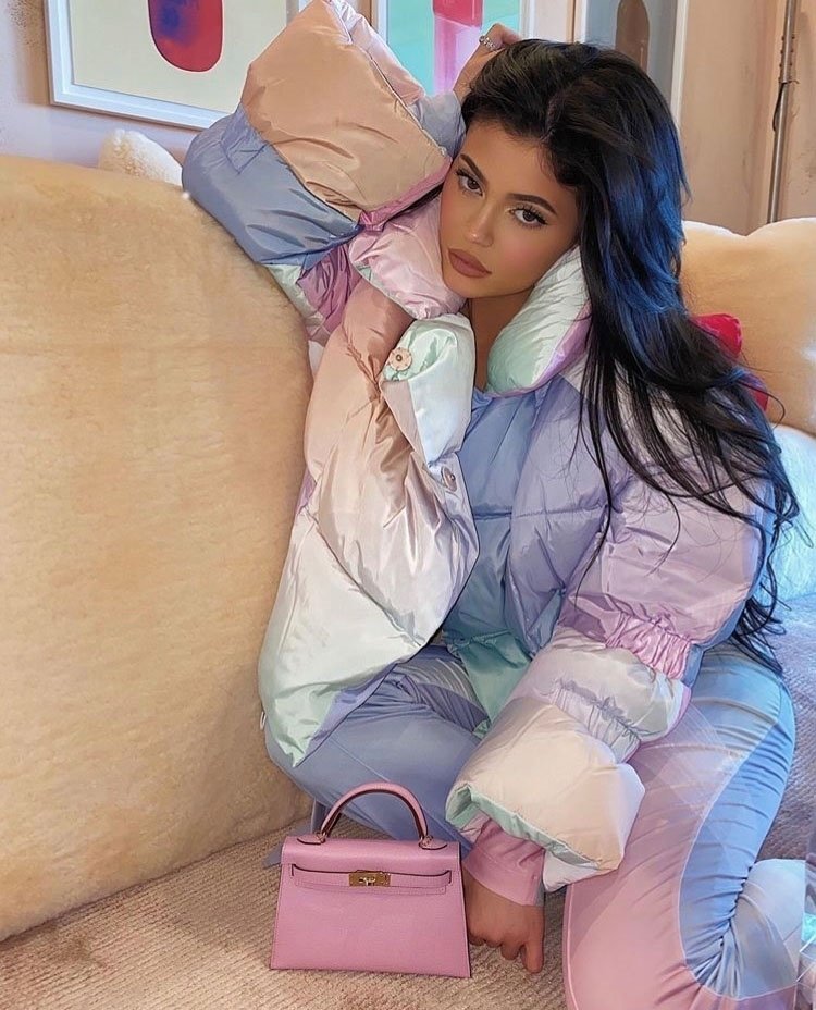 Kylie Jenner je nosila najbolj KUL par hlač ta trenutek (+ pokažemo ti, kako jih nositi!) (foto: Profimedia)