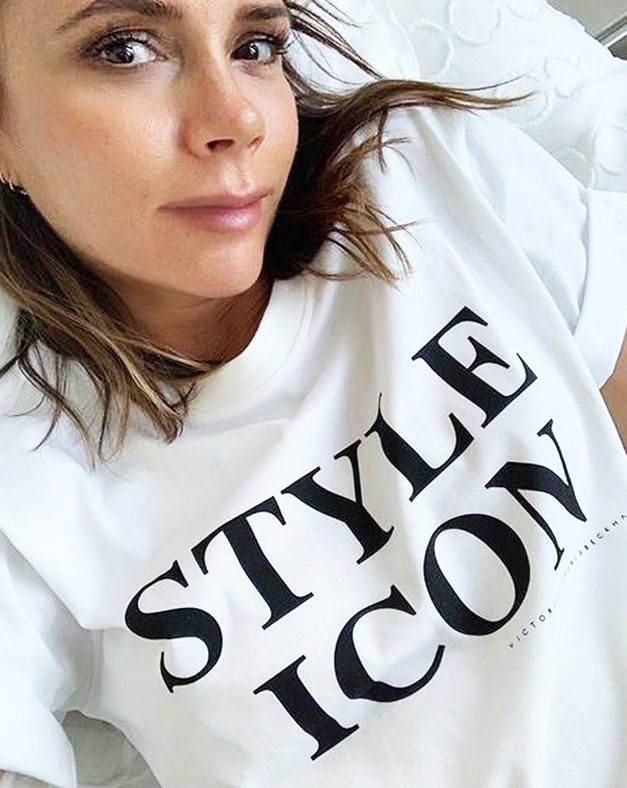 Victoria Beckham slovi po svojih enostavnih, enobarvnih in velikokrat tudi precej strogih stajlingih, ki pa jim je vedno skupna eleganca. …