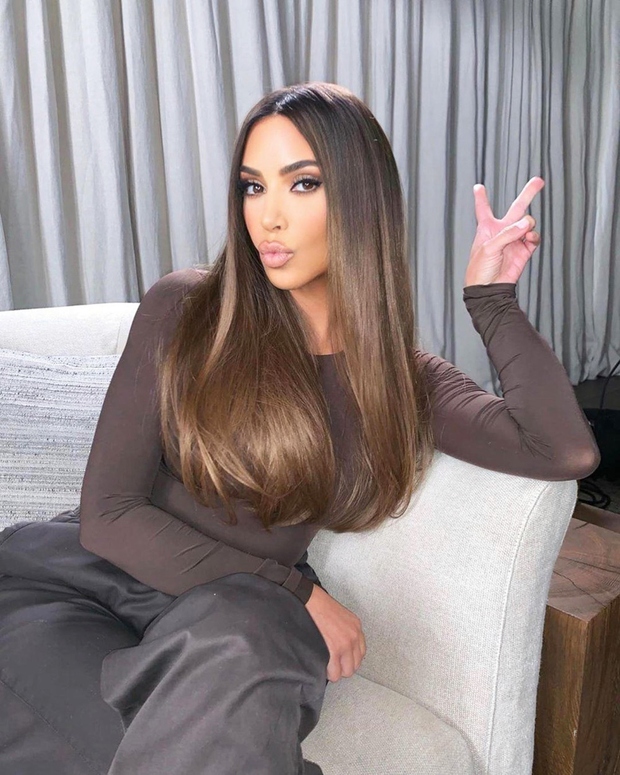 Si od nekdaj prepričana, da ima resničnostna zvezdnica Kim Kardashian West naravno ravne lase? Tudi mi smo bili, dokler nismo …