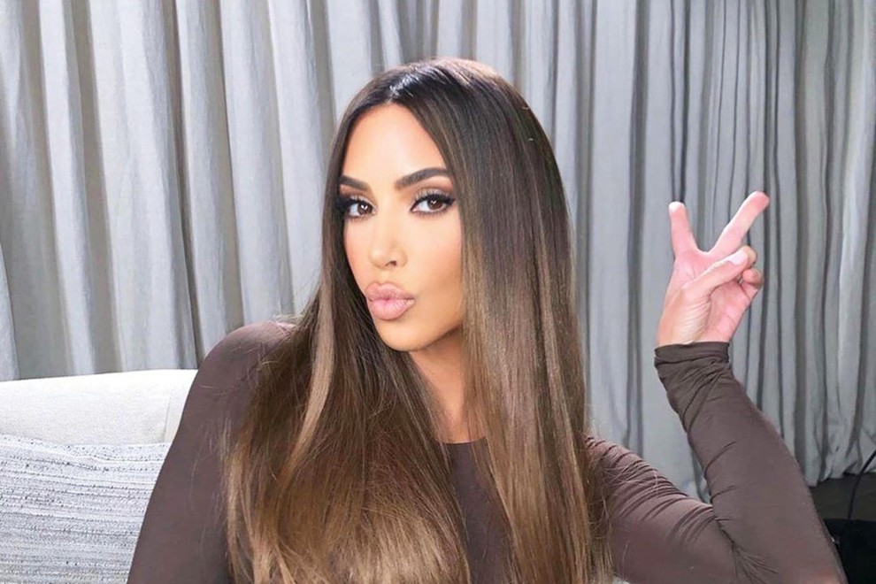 Si od nekdaj prepričana, da ima resničnostna zvezdnica Kim Kardashian West naravno ravne lase? Tudi mi smo bili, dokler nismo …