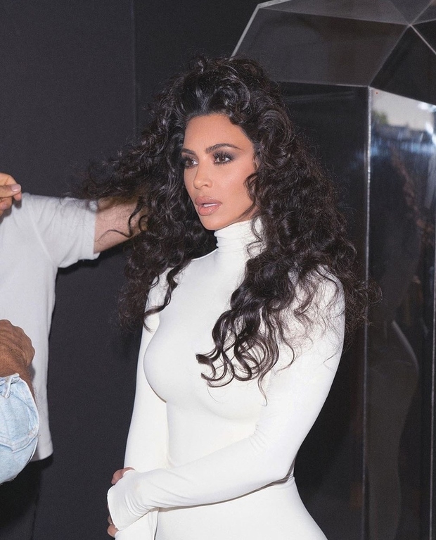 👉 Ko so sestre Kardashian snemale svojo zadnjo lepotno kampanjo, se je Kim odločila za takšne kodre, kot jih je …