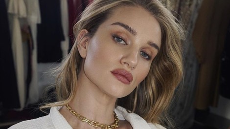 Paž iz 90-ih se je vrnil skozi velika vrata – in nosi posebno sporočilo tistih, ki so se že odločile za to pričesko