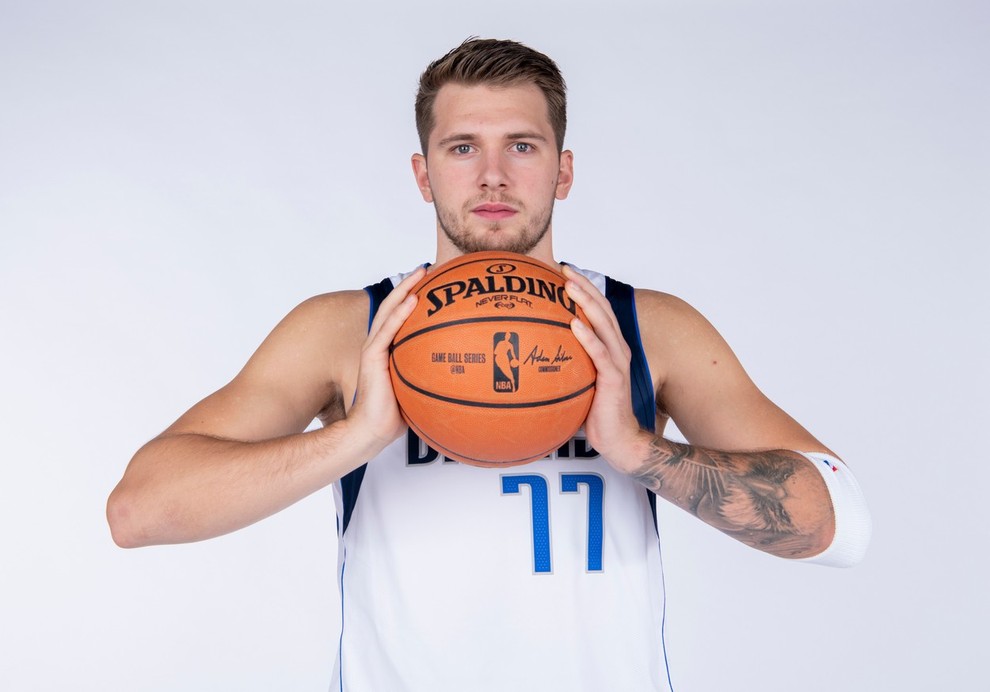 Luka Dončić je Slovencem prirasel k srcu ne le zaradi neverjetne igre, ki jo vsakič znova prikazuje na košarkaškem igrišču, …