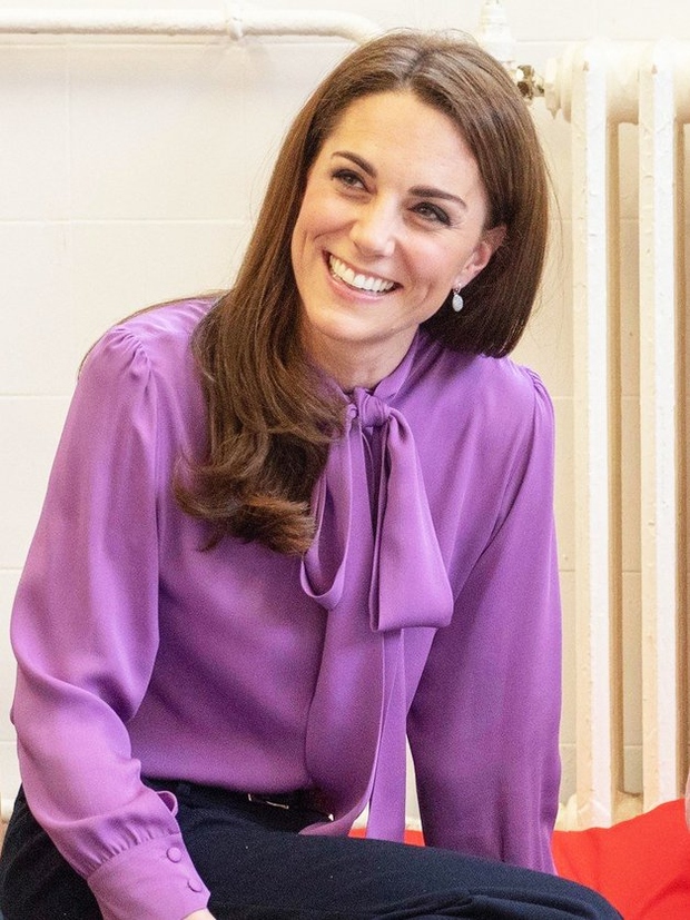 Elegantne hlače, ki so boljše kot trenirka? Kate Middleton pravi, da absolutno! Vojvodinja je na enem izmed uradnih kraljevih obiskov …