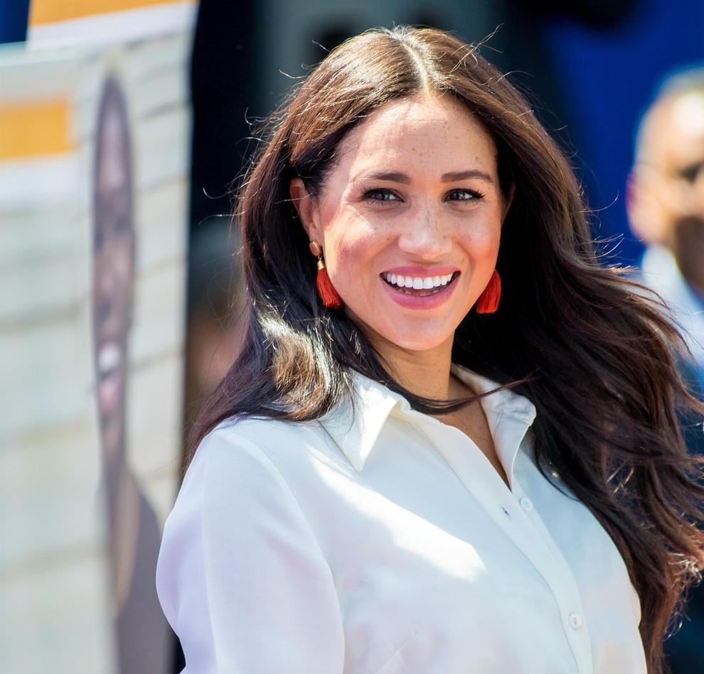 Med modnimi navdušenkami se znova širi trend, ki ga je zdaj posvojila tudi Meghan Markle. Poglej, o čem govorimo -->