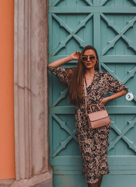 'Florals, for spring? Groundbreaking.' je rekla Miranda v filmu Hudičevka v Pradi. A brez cvetlične obleke spomladi pač ne gre. …