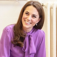O, uau! Poglej KRASNO obleko, ki jo je ta teden nosila Kate Middleton (v Zari jo najdeš za 30€)