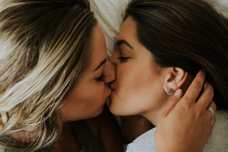 "Česa sem se naučila po prvi seksualni izkušnji z žensko?" (iskrena izpoved Cosmo novinarke) (foto: Shutterstock)