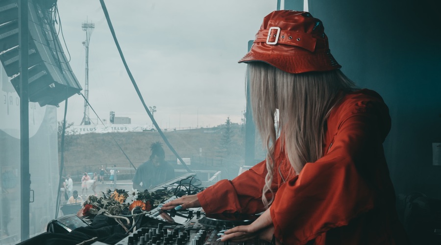 To so znani DJ-ji, ki bodo zate ta konec tedna vrteli glasbo brezplačno (TUKAJ!) (foto: Unsplash.com)