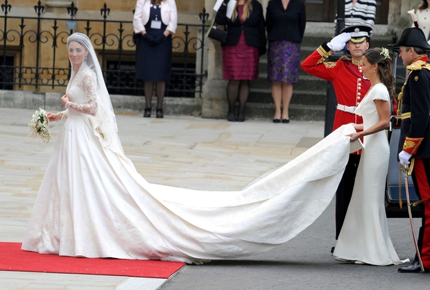👉VAU! Enostavno VAU! Poročna obleka, ki je delo oblikovalke Sarah Burton iz modne hiše Alexandra McQueena, je navdušila tudi najostrejše …