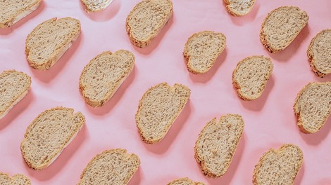 Izvoli noro preprost RECEPT za PUHAST kruh iz samo DVEH sestavin 🥖