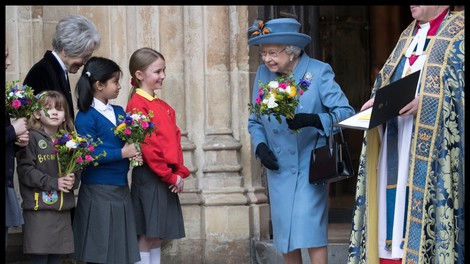 OMB!? Kraljica Elizabeta II. že 60 let nosi enako torbico
