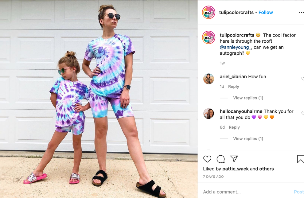 "TIE DYE" trend je letos v polnem zamahu, med drugim tudi zato, ker se ga lahko lotiš sama doma. Potrebovala …