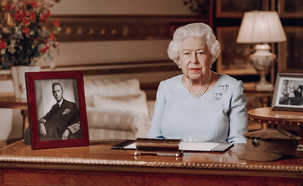 Kraljica Elizabeta II. je iz karantene prišla v stilu! Najstarejša monarhinja na svetu je dokazala, da je kljub 94. letom, …