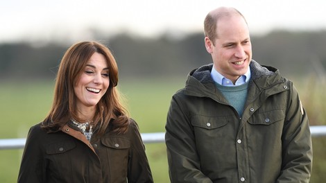 Hahaha! TO obleko Kate Middleton je William poimenoval 'banana' (in našli smo cenejšo različico)