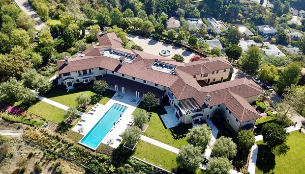 Vila, ki se nahaja na posestvu Beverly Ridge Estate, sicer pripada znanemu igralcu, režiserju, producentu in scenaristu Tylerju Perryju. Vredna …