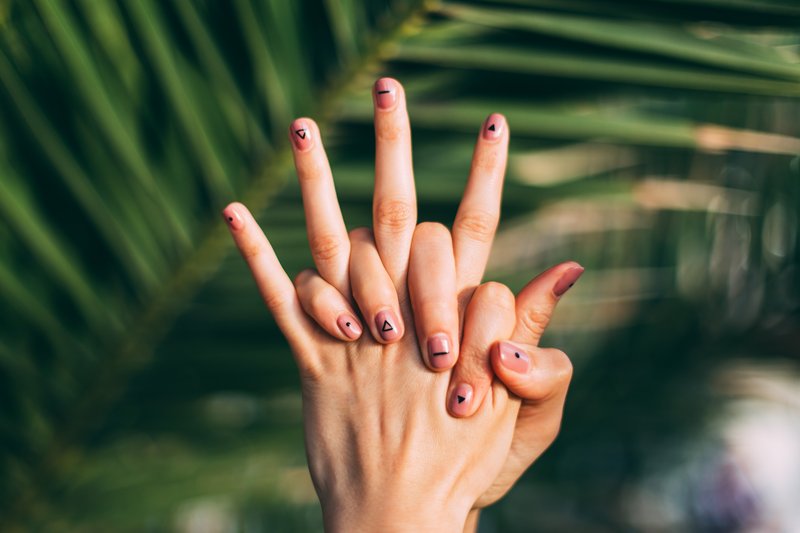 TA trik s prsti v 3 minutah odpravi jezo, žalost in živčnost (starodavna metoda ki RES deluje!) (foto: Unsplash.com/Daiga Ellaby)