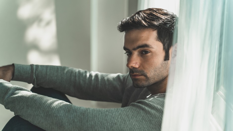 "Gledal sem sosedo in njenega fanta med seksom, ko se je on iznenada obrnil proti meni in ..." (izpoved zgroženega moškega) (foto: Shutterstock)