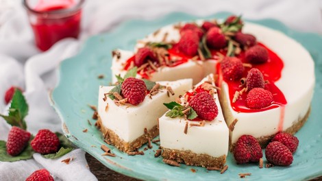RECEPT: Cheesecake z malinami – klasična in veganska različica (brez peke in brez želatine)