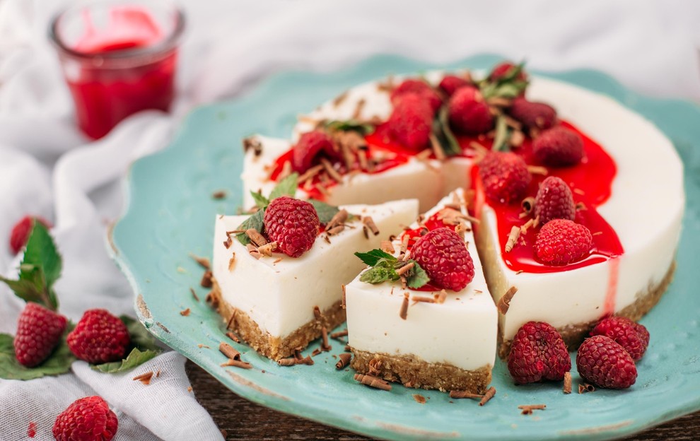 Cheesecake z malinami – VEGANSKA RAZLIČICA Pripravite model za torto premera 20 centimetrov, obložite ga s papirjem za peko. Dodatni …