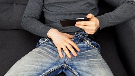 Tudi TVOJ moški porabi za pornografijo v povprečju 70 minut na teden